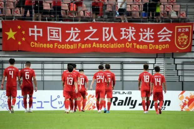 法国媒体TeamFootball报道，多支法国和德国球队有意引进兰斯的30岁进攻型中场伊东纯也。